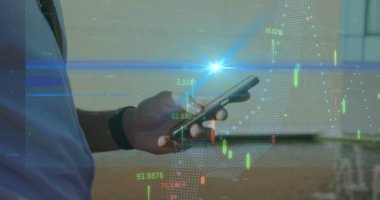 Çift ırklı iş arkadaşı, mavi gömlekli, elinde akıllı telefon var. Mali verilerin gözden geçirilmesi, borsa eğilimlerinin ekrana yansıtılması