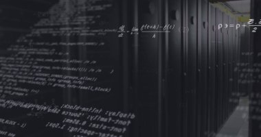 Bilgisayar sunucu odasına karşı matematiksel denklemlerin ve veri işlemenin resmi. Bilgisayar arayüzü ve iş veri depolama teknolojisi kavramı