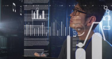 Sunucu odasında tablet kullanan Asyalı erkek mühendis hakkında istatistiksel veri işleme resmi. İş veri depolama teknolojisi kavramı