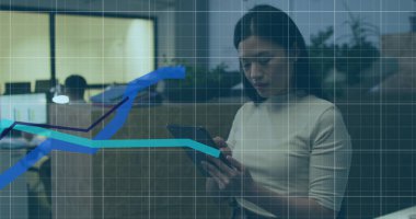 Ofiste dijital tablet kullanan Asyalı iş kadınına karşı grafikler. Dijital bileşik, çoklu pozlama, rapor, finans, büyüme ve teknoloji kavramı.