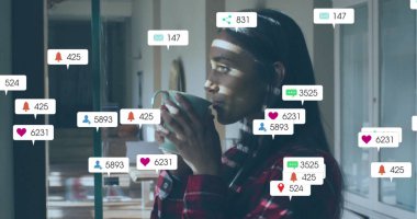 Çay içen melez bir kadının sosyal medya veri işleme görüntüsü. Küresel sosyal medya, bağlantılar, hesaplama ve veri işleme kavramı dijital olarak oluşturuldu.