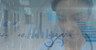 Finansal veri işleme görüntüsü ve hastanedeki melez kadın doktorla olan bağlantıları. Küresel tıp, sağlık, teknoloji ve dijital arayüz kavramı dijital olarak oluşturulmuş görüntü.