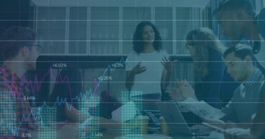 Ofiste çalışan çeşitli iş adamlarının veri işleme görüntüsü. Küresel iş, finans, hesaplama ve veri işleme kavramı dijital olarak oluşturulmuş görüntü.