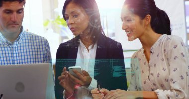 Ofisteki bir dizüstü bilgisayarın üzerinde tartışan çeşitli meslektaşların veri işleme görüntüsü. Bilgisayar arayüzü ve iş teknolojisi kavramı