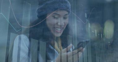 Cep telefonundaki gülümseyen Asyalı kadının üzerinde numaralar olan birden fazla grafik. Dijital bileşik, çoklu pozlama, rapor, iş, büyüme, iletişim ve teknoloji kavramı.