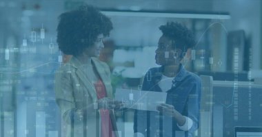 Grafikler ve binalar, çeşitli kadın iş arkadaşları ofiste tartışıyor. Dijital bileşik, çoklu pozlama, rapor, iş, planlama, takım çalışması ve mimari konsepti.