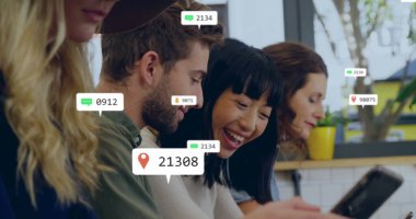 Ofiste çalışan sosyal medya simgeleri ve çeşitli kişilerin resimleri