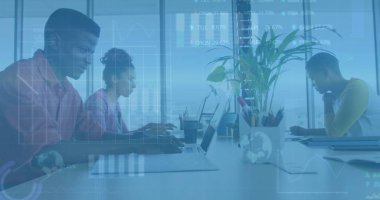 Ofisteki laptopları kullanan çeşitli iş adamlarının bilgi arayüzü. Dijital bileşim, iş dünyası, rapor, yatırım, takım çalışması, teknoloji ve çalışma kavramı.