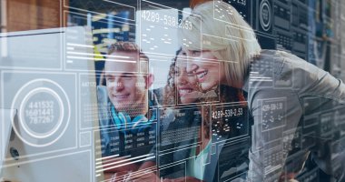 Ofisteki çeşitli iş adamlarıyla ilgili finansal veri işleme resmi. Küresel iş, finans, hesaplama ve veri işleme kavramı dijital olarak oluşturulmuş görüntü.