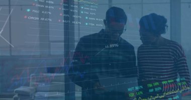 Çeşitli erkek ve kadınların bir belge üzerinde tartıştıkları borsa veri işleme görüntüsü. Küresel ekonomi ve iş veri teknolojisi kavramı