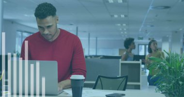 Ofiste çalışan iş adamlarının istatistik ve mali veri işleme görüntüsü. Küresel iş, finans, bilgisayar ve veri işleme kavramı dijital olarak oluşturulmuş görüntü.