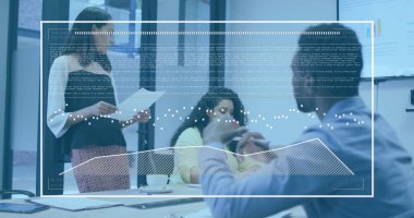 İstatistiksel veri işleme görüntüsü. Ofiste birlikte tartışan çeşitli meslektaşlar hakkında. Bilgisayar arayüzü ve iş veri teknolojisi kavramı