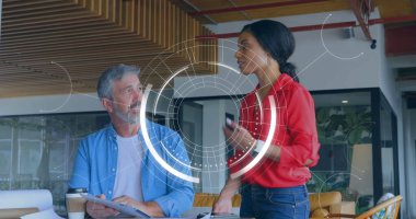 Bir grup yönetici ofisteki bir masada bir şey tartışıyorlar. Küresel eğitim dijital arayüz ve bağlantılar dijital olarak oluşturulmuş görüntü konsepti.