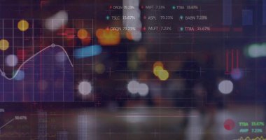 Borsa verilerinin görüntüsü ve odağını kaybetmiş ışıklar ve sokaktaki insanlar üzerinde birden fazla grafik. Dijital bileşik, çoklu pozlama, finans, ticaret, rapor, gece, mercek parlaması, şehir, yatırım.