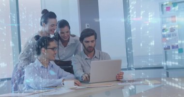 Muhtelif meslektaşların ofiste dizüstü bilgisayarla tartıştıkları mozaik karelerin görüntüsü. İş teknolojisi kavramı