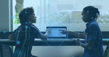 Çevrimiçi güvenlik asma kilidi ve çeşitli iş adamları üzerinde veri işleme görüntüsü. Küresel iş, finans, bilgisayar ve veri işleme kavramı dijital olarak oluşturulmuş görüntü.