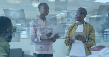 Afrika kökenli Amerikalı meslektaşlarının ofisinde konuştuğu dijital ekranların görüntüsü. Küresel iş, teknoloji ve dijital arayüz, dijital olarak oluşturulmuş görüntü.
