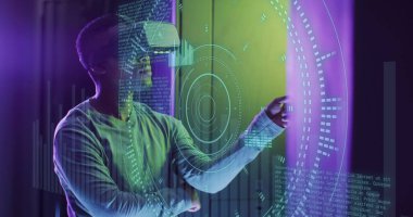 VR kulaklıklı Afro-Amerikan erkek çalışanın sunucu odasında veri işleme görüntüsü. Küresel iş, güvenlik ve dijital arayüz kavramı dijital olarak oluşturulmuş görüntü.