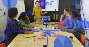 Çoklu grafikler, değişen numaralar, ekranda stratejiyi açıklayan çeşitli kadın resimleri. Dijital bileşim, rapor, iş, büyüme, tartışma, takım çalışması ve teknoloji kavramı.