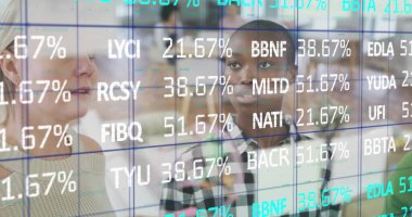 Borsa görüntüsü ve dünya haritası farklı iş adamlarının üzerinde. Küresel iş, finans ve dijital arayüz kavramı dijital olarak oluşturulmuş görüntü.