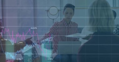 Ofisteki çeşitli iş adamlarıyla ilgili finansal veri işleme resmi. Küresel iş, finans, bağlantılar, hesaplama ve veri işleme kavramı dijital olarak oluşturuldu.