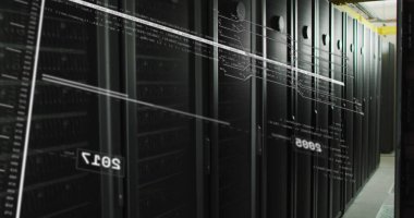 Veri sunucu rafları üzerinde hareket eden programlama dili ve numaraları olan ekranların görüntüsü. Dijital bileşik, ağ oluşturma, veri merkezi, güvenlik, teknoloji, ağ sunucusu, kodlama, veri işleme.