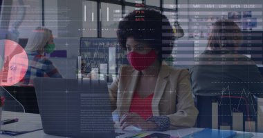 Ofiste maske takan çeşitli iş adamlarının veri işleme görüntüsü. Küresel iş ve dijital arayüz kavramı dijital olarak oluşturulmuş görüntü.