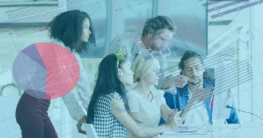 İstatistiksel veri işleme görüntüsü ofiste tartışan bir grup meslektaşa karşı. Bilgisayar arayüzü ve iş veri teknolojisi kavramı