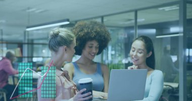 Ofiste çalışan çeşitli iş adamlarının finansal veri işleme görüntüsü. Küresel iş, finans, hesaplama ve veri işleme kavramı dijital olarak oluşturulmuş görüntü.