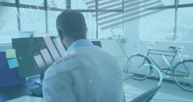 Afrika kökenli Amerikalı bir adamın bisikletini ofiste park etmesi üzerine bilgi arayüzü. Dijital bileşik, çoklu pozlama, rapor, iş, büyüme, ilerleme, küresel ve ulaşım kavramı.