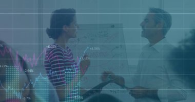 Muhtelif erkek ve kadınların ofiste tartıştığı istatistiksel veri işleme görüntüsü. Bilgisayar arayüzü ve iş veri teknolojisi kavramı