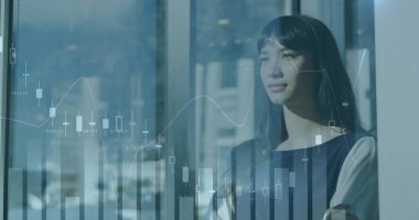 Ofisteki pencereden bakan düşünceli Asyalı kadının üzerinde hareket eden birden fazla grafik resmi. Dijital bileşim, çoklu pozlama, rapor, iş, tefekkür, güneş ışığı, teknoloji kavramı.