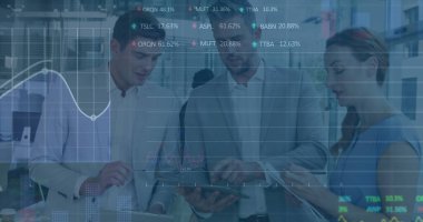 İstatistiksel veri işleme görüntüsü. Ofiste birlikte tartışan çeşitli iş adamları üzerinde. Bilgisayar arayüzü ve iş veri teknolojisi kavramı