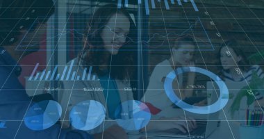 Daireler, grafikler, değişen numaralar, ofiste tartışan çeşitli iş arkadaşları. Dijital bileşim, takım çalışması, rapor, iş dünyası, büyüme, ilerleme ve teknoloji kavramı.