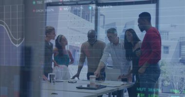 Ofiste birlikte tartışan çeşitli meslektaşların borsa veri işleme görüntüsü. Küresel ekonomi ve iş veri teknolojisi kavramı