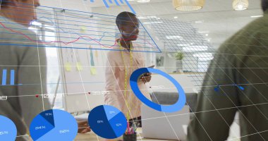 Çeşitli iş adamları üzerinde finansal veri işleme görüntüsü. Küresel iş, finans ve dijital arayüz kavramı dijital olarak oluşturulmuş görüntü.