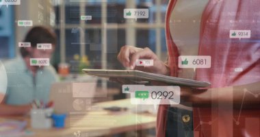 Ofiste dijital tablet kullanan bir kadının orta kesimine karşı sosyal medya simgeleri. Sosyal medya ağı ve iş teknolojisi kavramı