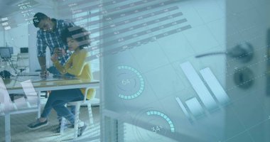 Çalışma masasında tartışan çok ırklı meslektaşların üzerinde hareket eden bilgi arayüzü görüntüsü. Dijital bileşik, çoklu pozlama, rapor, iş, veri işleme, takım çalışması, teknoloji.