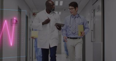 İki farklı erkek doktorun hastane koridorunda tartıştığı kalp atış hızı monitörü görüntüsü. Tıbbi sağlık ve araştırma teknolojisi kavramı