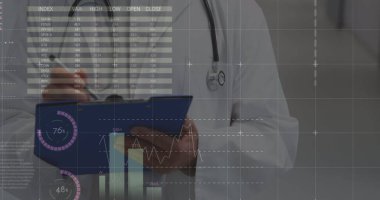 Hastanedeki panoya yazı yazan Kafkas erkek kıdemli doktorun veri işleme görüntüsü. Tıbbi sağlık ve iş verileri teknolojisi kavramı