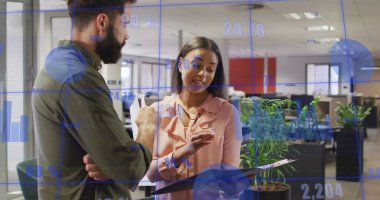 İstatistiksel veri işleme görüntüsü. Ofisteki bir dosya üzerinde tartışan kadın ve erkek arasında. Bilgisayar arayüzü ve iş veri teknolojisi kavramı