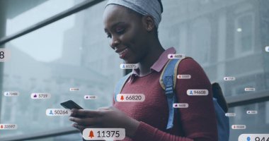 Sosyal medya simgeleri ve akıllı telefon kullanan Afro-Amerikan kadın hakkındaki veriler. Küresel finans, iş, bağlantılar, hesaplama ve veri işleme kavramı dijital olarak oluşturuldu.