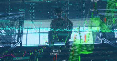 Akıllı telefon kullanan çift ırklı bir adamın mali veri işleme görüntüsü. Küresel iş, finans, hesaplama ve veri işleme kavramı dijital olarak oluşturulmuş görüntü.