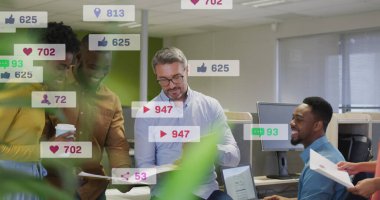 Tablet kullanan, gülümseyen ve ofiste konuşan çeşitli iş arkadaşlarının bildiri çubuklarının resmi. Dijital bileşim, çoklu pozlama, iş dünyası, sosyal medya ve teknoloji kavramı.