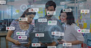 Ofiste dizüstü bilgisayarla tartışan çeşitli meslektaşlara karşı sosyal medya simgeleri. Sosyal medya ağı ve iş teknolojisi kavramı