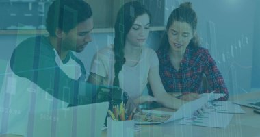 İstatistiksel veri işleme görüntüsü. Muhtelif meslektaşlar ofiste bir plan üzerinde tartışıyorlar. Bilgisayar arayüzü ve iş veri teknolojisi kavramı