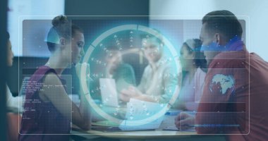 Muhtelif erkek ve kadınların ofiste tartıştığı veri işleme arayüzünün görüntüsü. Bilgisayar arayüzü ve iş teknolojisi kavramı