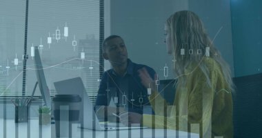 Ofisteki çeşitli iş adamlarıyla ilgili finansal veri işleme resmi. Küresel hesaplama, dijital arayüz ve veri işleme kavramı dijital olarak oluşturuldu.