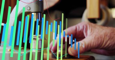 Beyaz adamın saati tamir etmek için teçhizat kullanmasının üzerindeki grafik. Dijital bileşik, çoklu pozlama, rapor, iş ve soyut kavram.