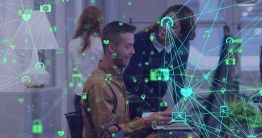 Dijital simgelerin görüntüsü ofiste tartışan iki farklı erkek ve kadına karşı dönüyor. Küresel ağ ve iş teknolojisi kavramı